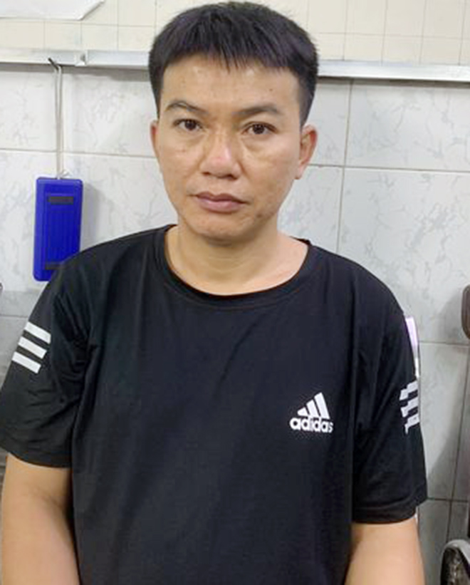Bắt đối tượng nấp trong lùm cây ở phố đi bộ Nguyễn Huệ để trộm tài sản - 1