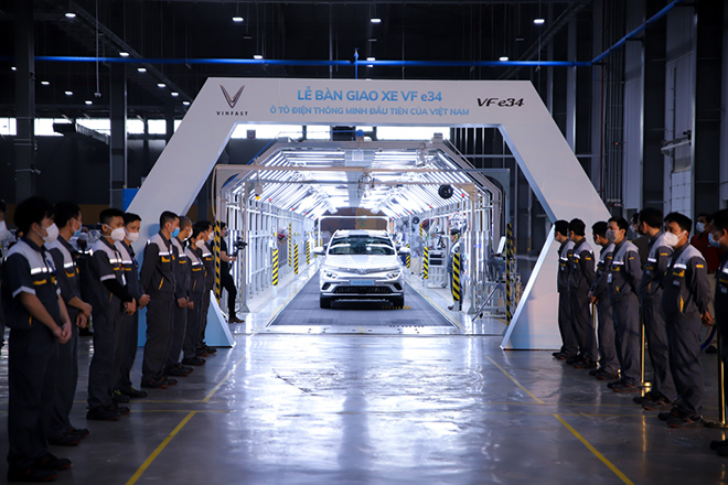 Lô xe VinFast VF e34 đầu tiên xuất xưởng, chính thức bàn giao đến tay khách hàng - 1