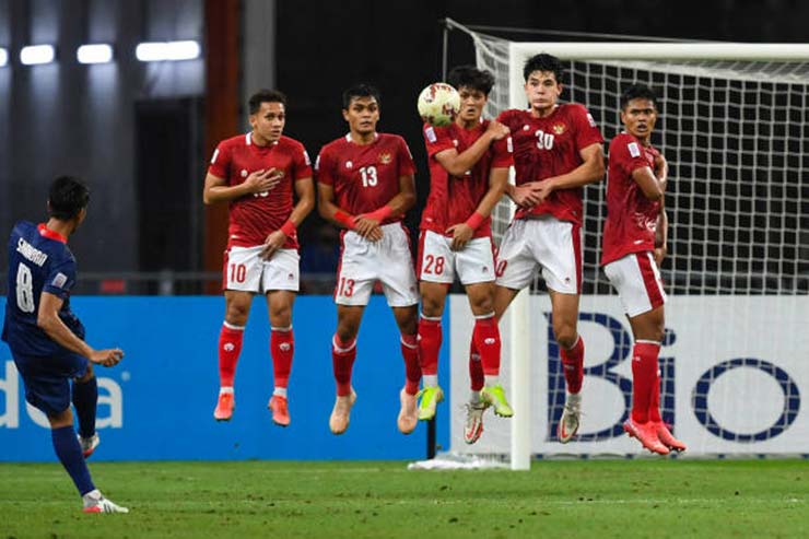 Trận cầu điên rồ nhất AFF Cup: Kỷ lục Singapore 3 thẻ đỏ, thủ môn bất đắc dĩ - 3