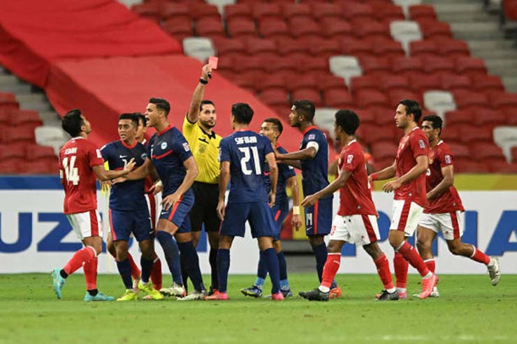 Trận cầu điên rồ nhất AFF Cup: Kỷ lục Singapore 3 thẻ đỏ, thủ môn bất đắc dĩ - 1