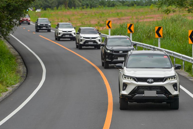 Giá xe Toyota Fortuner lăn bánh tháng 12/2021, ưu đãi 50% phí trước bạ và BHVC - 12