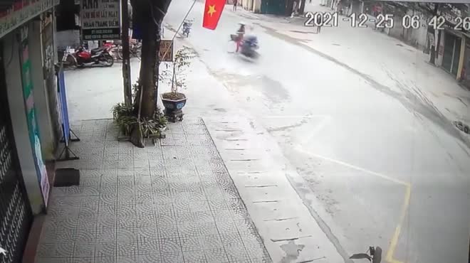 Clip: Thấy xe máy phóng như bay, nữ tài xế né tai họa bất thành - 1
