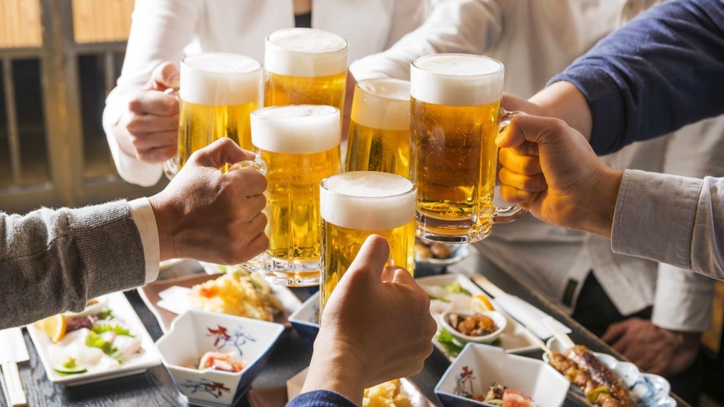 Tết khó tránh việc uống rượu bia, nhưng phải biết những điều này để tránh ngộ độc rượu - 1