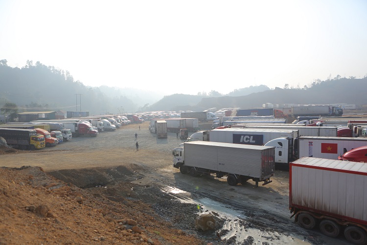 Hàng nghìn tài xế vạ vật sống qua ngày tại cửa khẩu Lạng Sơn khẩn thiết đợi thông quan - 1