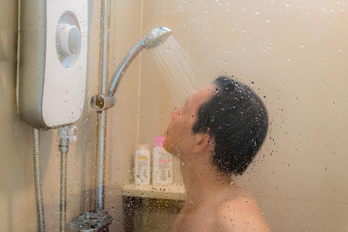 Người đàn ông suýt mất mạng khi tắm nước nóng mùa đông, cảnh báo thể trạng này không nên tắm - 1