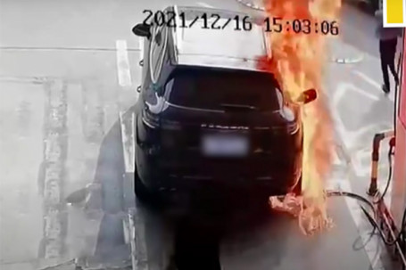 Kinh hoàng người đàn ông châm lửa đốt Porsche Cayenne ngay trạm xăng
