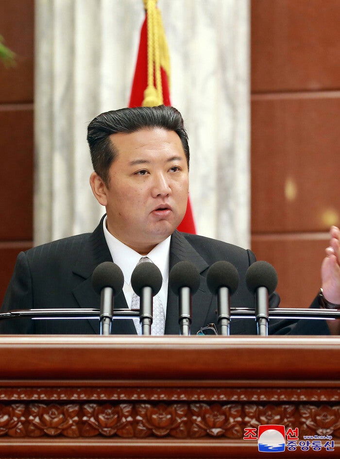 Triều Tiên: Ông Kim Jong Un xuất hiện, gầy chưa từng thấy - 1