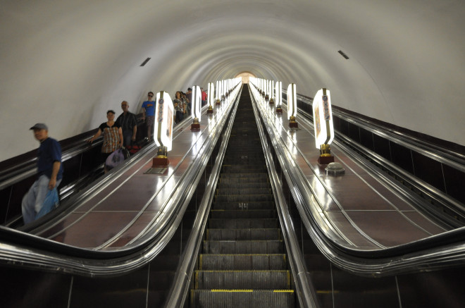1640864416 1640692681 escalators at the deepest metro station of the world arsenalna  105 width4002height2658 Ngỡ ngàng giá một bát bún rẻ sập sàn 5.000 đồng/tô