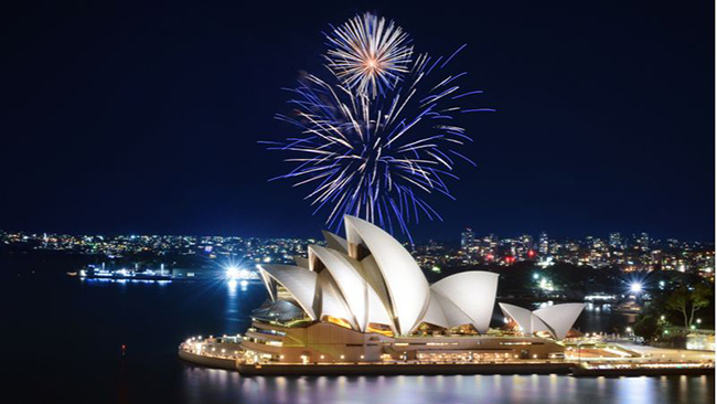 Sydney, Úc: Là một trong những điểm đến tuyệt vời nhất dịp năm mới, Sydney mang đến trải nghiệm thú vị cho bất kỳ ai đang khao khát có một đêm giao thừa đáng nhớ. Với màn pháo hoa mê hoặc trên cảng Sydney và chuyến du ngoạn bờ biển sang trọng, bạn sẽ ghi nhớ mãi kỷ niệm tuyệt diệu này.
