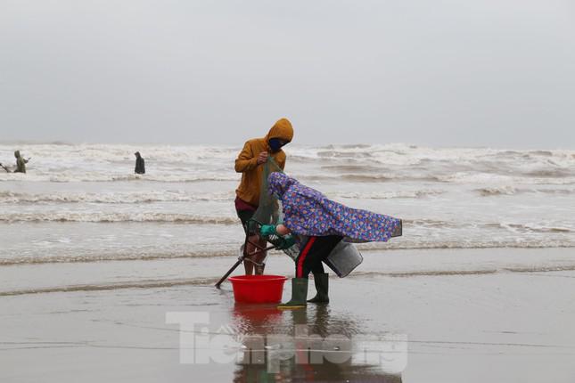 Người dân Hà Tĩnh đổ xô ra bờ biển vợt "lộc trời" ngày cuối năm - 4