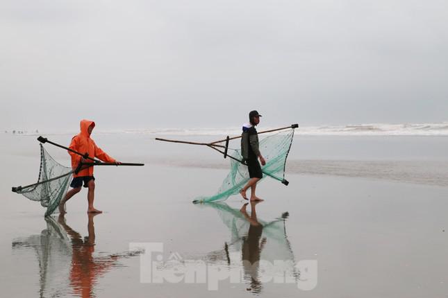 Người dân Hà Tĩnh đổ xô ra bờ biển vợt "lộc trời" ngày cuối năm - 5