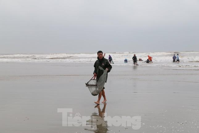 Người dân Hà Tĩnh đổ xô ra bờ biển vợt "lộc trời" ngày cuối năm - 2