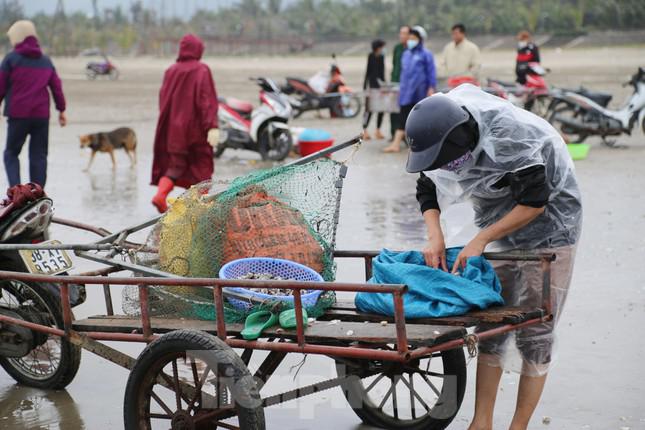 Người dân Hà Tĩnh đổ xô ra bờ biển vợt "lộc trời" ngày cuối năm - 8