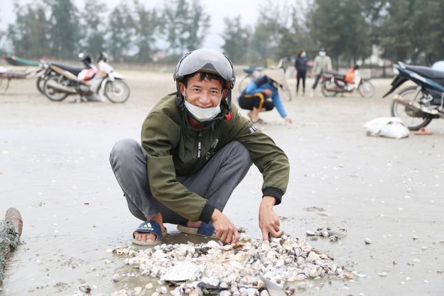 Người dân Hà Tĩnh đổ xô ra bờ biển vợt "lộc trời" ngày cuối năm - 12