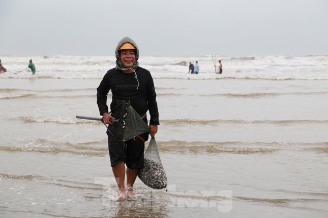 Người dân Hà Tĩnh đổ xô ra bờ biển vợt "lộc trời" ngày cuối năm - 13