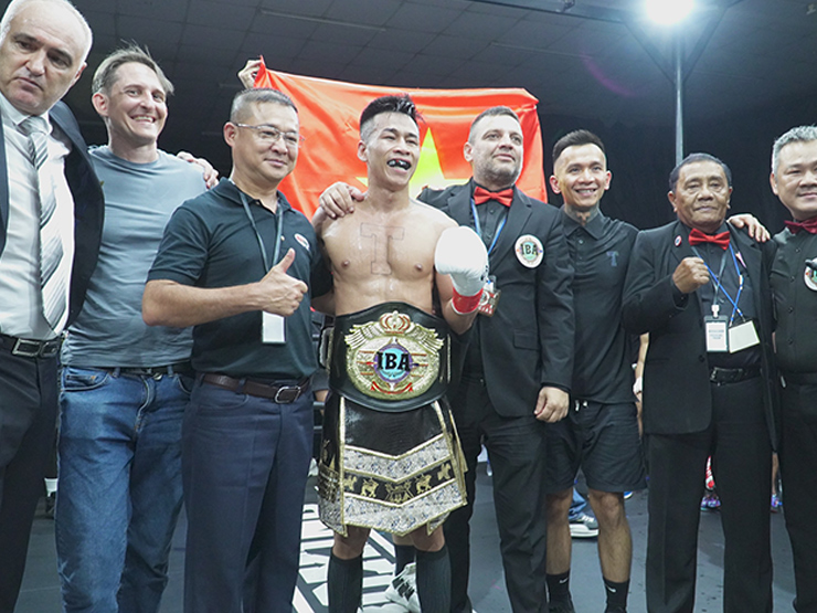 Trần Văn Thảo giành đai Boxing thế giới lịch sử, thắng knock-out ngay hiệp 1