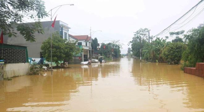 7 người chết và mất tích, hàng nghìn ngôi nhà ngập trong mưa lũ, Thủ tướng yêu cầu tập trung khắc phục - 1