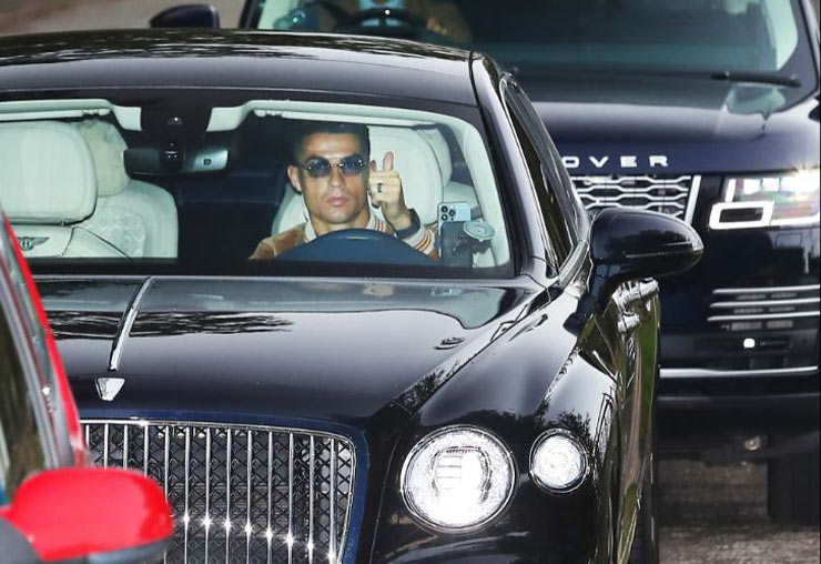 Ronaldo đeo kính “cực ngầu” che mắt sưng, chờ được ra sân derby Manchester - 1