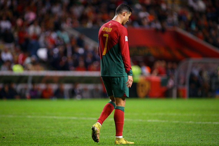 Tin mới nhất bóng đá tối 1/10: Ronaldo bị loại khỏi ảnh đại diện World Cup - 1