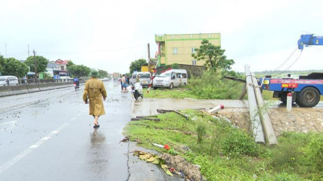 Kinh hãi xe cứu thương tông xe cẩu chạy cùng chiều ở Quảng Bình - 1