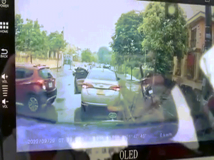 Video: Hai ô tô tranh chỗ đỗ xe và cái kết khiến cư dân mạng cạn lời