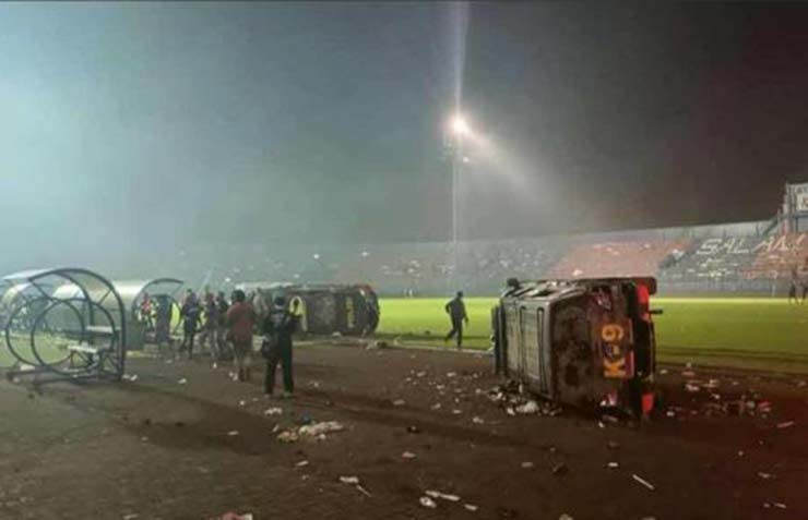 Thảm kịch bóng đá Indonesia hơn 120 người chết: Châm ngòi nổ từ sử dụng hơi cay? - 1