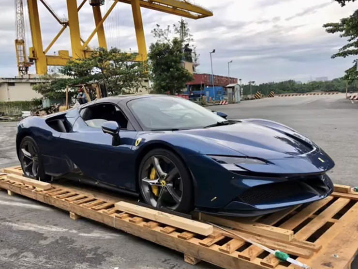 ”Ngựa chồm” Ferrari SF90 Spider của Cường Đôla đã cập cảng Việt Nam