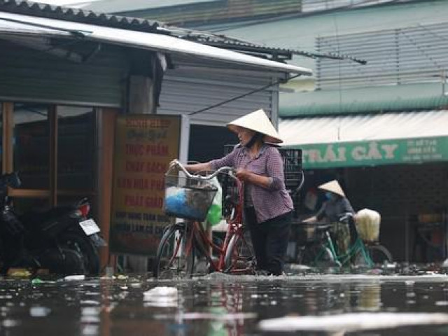 Nước lũ đổ về khiến chợ đầu mối lớn nhất Nghệ An ngập nặng
