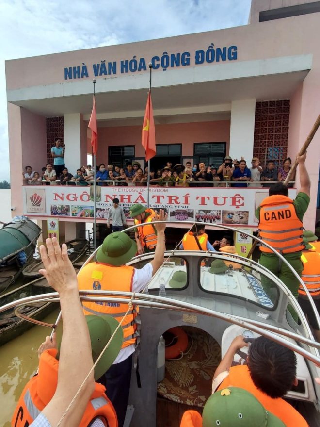 Thuỷ Tiên đến Nghệ An hỗ trợ bà con chịu thiệt hại do mưa lũ - 4