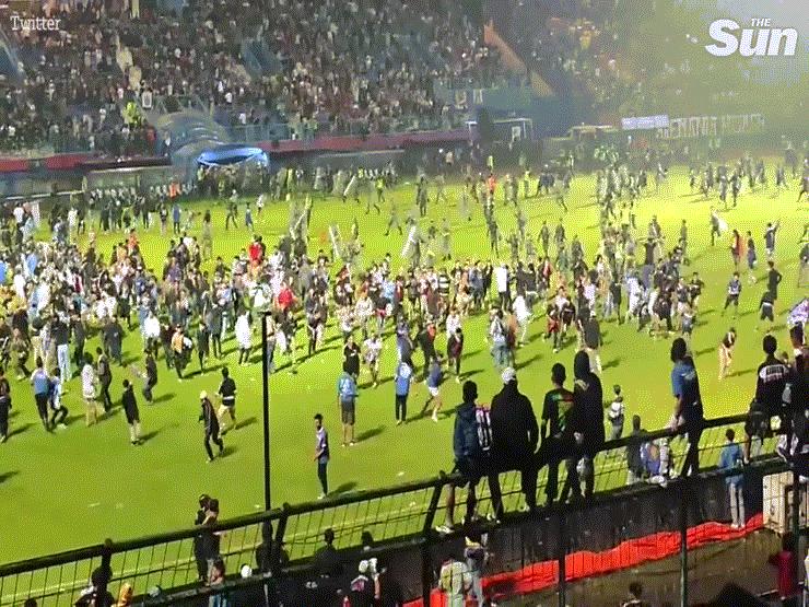 Video: Bạo loạn nổ ra trong trận bóng đá ở Indonesia, ít nhất 127 người chết