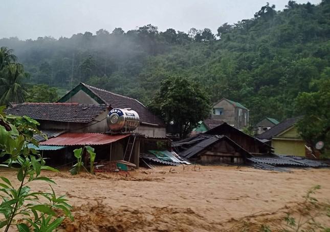 Lũ kinh hoàng đổ về huyện miền núi Nghệ An, 3 ngôi nhà bị cuốn trôi - 1
