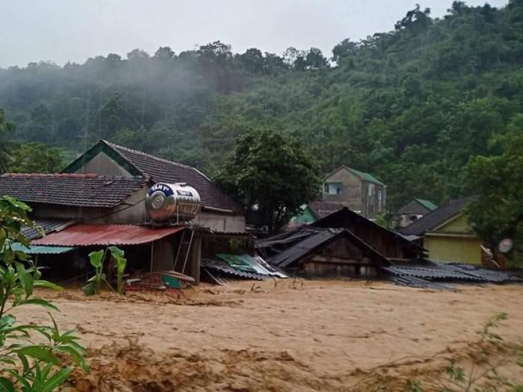 Lũ kinh hoàng đổ về huyện miền núi Nghệ An, 3 ngôi nhà bị cuốn trôi