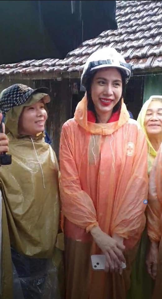 Thuỷ Tiên đến Nghệ An hỗ trợ bà con chịu thiệt hại do mưa lũ - 3