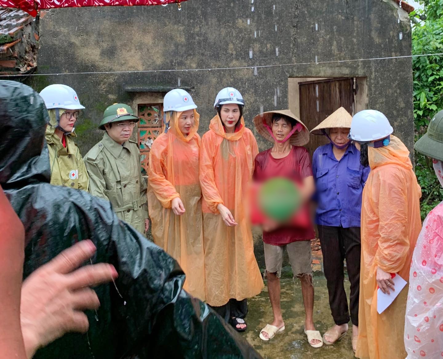 Thuỷ Tiên đến Nghệ An hỗ trợ bà con chịu thiệt hại do mưa lũ - 1