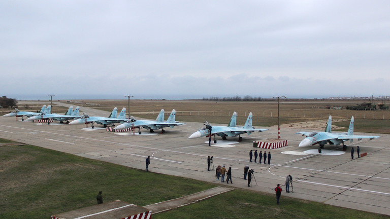 Video: Cháy lớn ở sân bay quân sự Crimea do máy bay trượt khỏi đường băng - 1