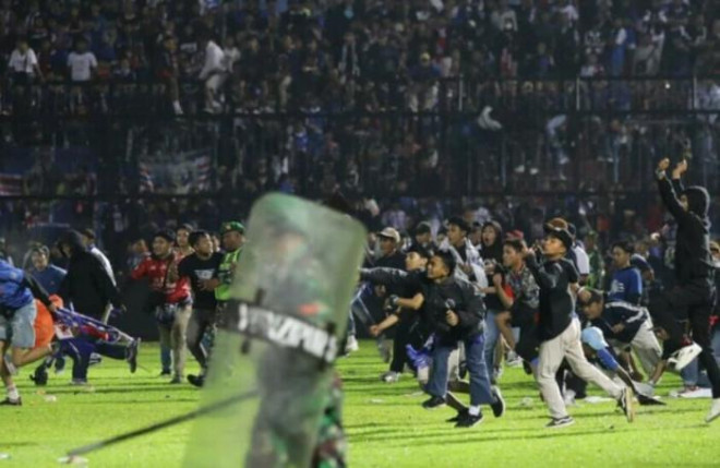 Báo Indonesia lo bị FIFA trừng phạt nặng sau thảm kịch hơn 100 người chết - 1