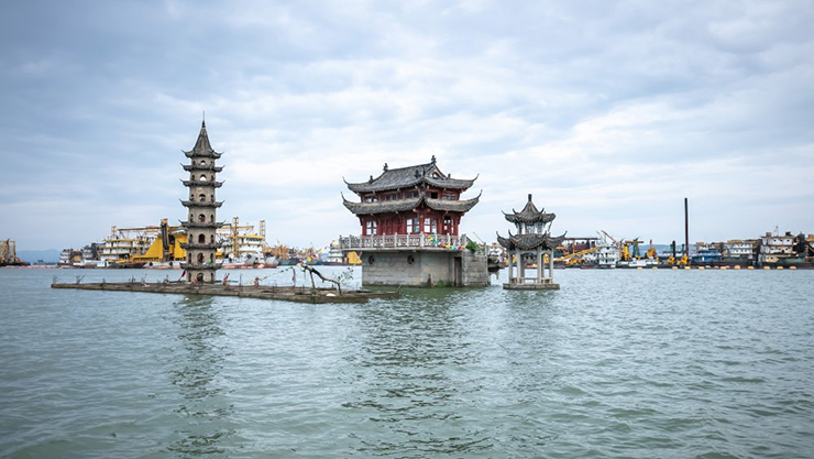 1. Cung điện bí ẩn dưới nước này có tên là Luoxingdun, nằm ở khu vực trung tâm của hồ Erli, ở thành phố Lư Sơn, tỉnh Giang Tây, Trung Quốc.


