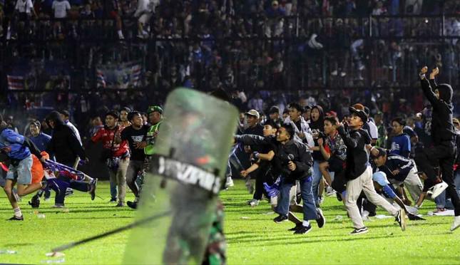 Thảm kịch bóng đá kinh hoàng ở Indonesia: Ai chịu trách nhiệm? - 1