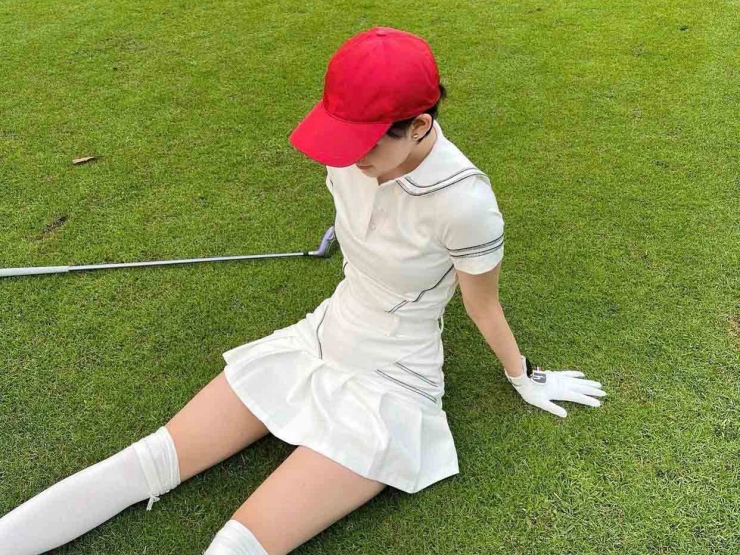 Đi xe sang 13 tỷ đồng nhưng Hiền Hồ chỉ thích mặc kiểu ”váy nữ sinh” mỗi lần chơi golf
