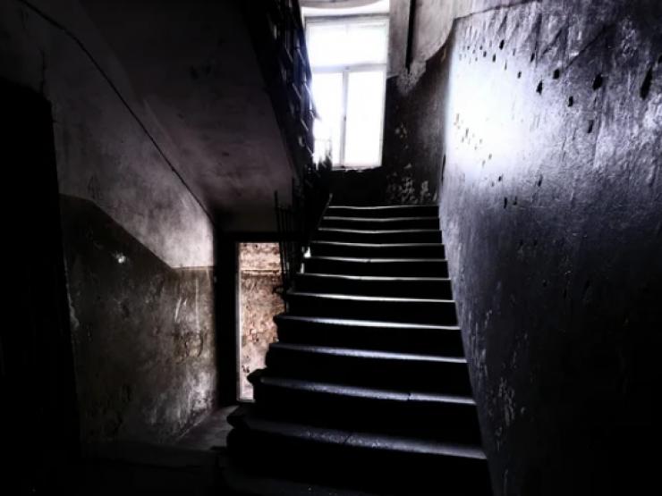 Âm mưu đằng sau cái chết của người phụ nữ ly hôn: Hình ảnh kỳ lạ ở chân cầu thang