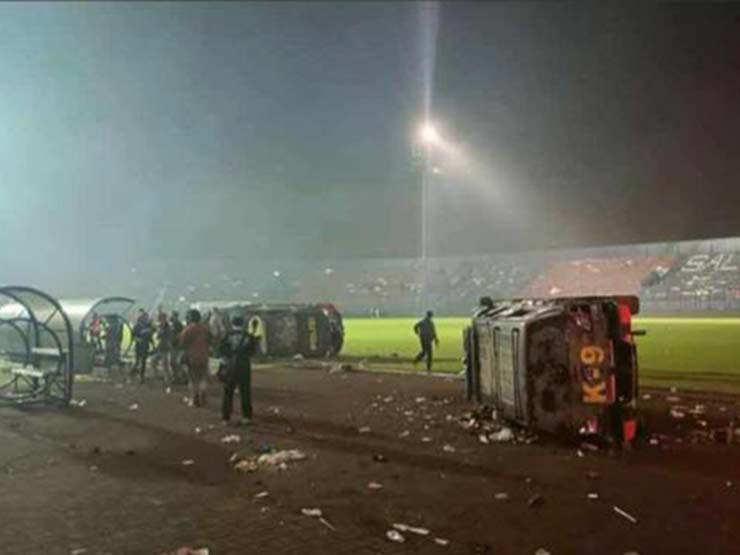 Thảm kịch bóng đá Indonesia hơn 120 người chết: Châm ngòi nổ từ sử dụng hơi cay?