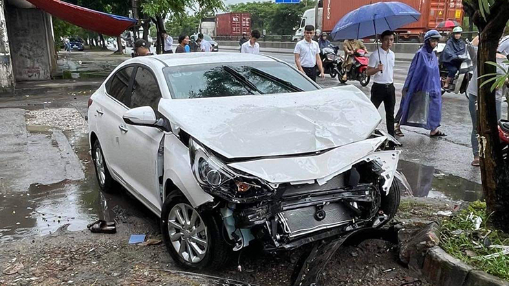 Vừa ra khỏi showroom, Hyundai Accent mất lái đâm thẳng vào gốc cây - 2