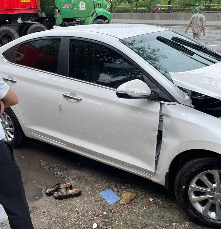 Vừa ra khỏi showroom, Hyundai Accent mất lái đâm thẳng vào gốc cây - 5