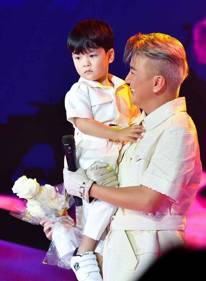 Đàm Vĩnh Hưng công khai con trai ruột, vợ cũ liền có động thái bất ngờ