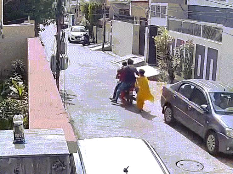 Video: Bị giật dây chuyền vàng, người phụ nữ túm cổ áo kẻ cướp lôi lại