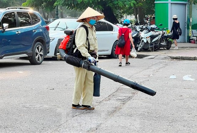 Chuyện lạ ở Hà Nội: Nhân viên vệ sinh &#34;thổi&#34; bụi, rác mù trời - 1