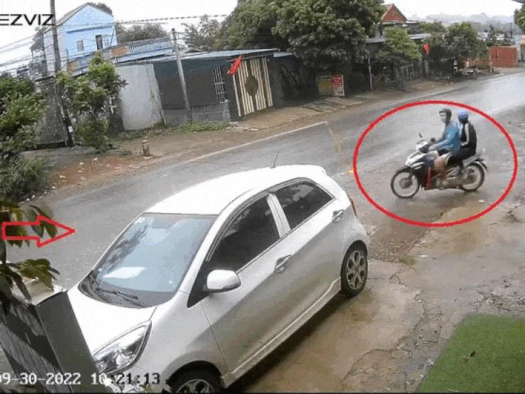 Video: Lái xe máy sang đường, bị xe ba gác xoẹt qua như tên lửa