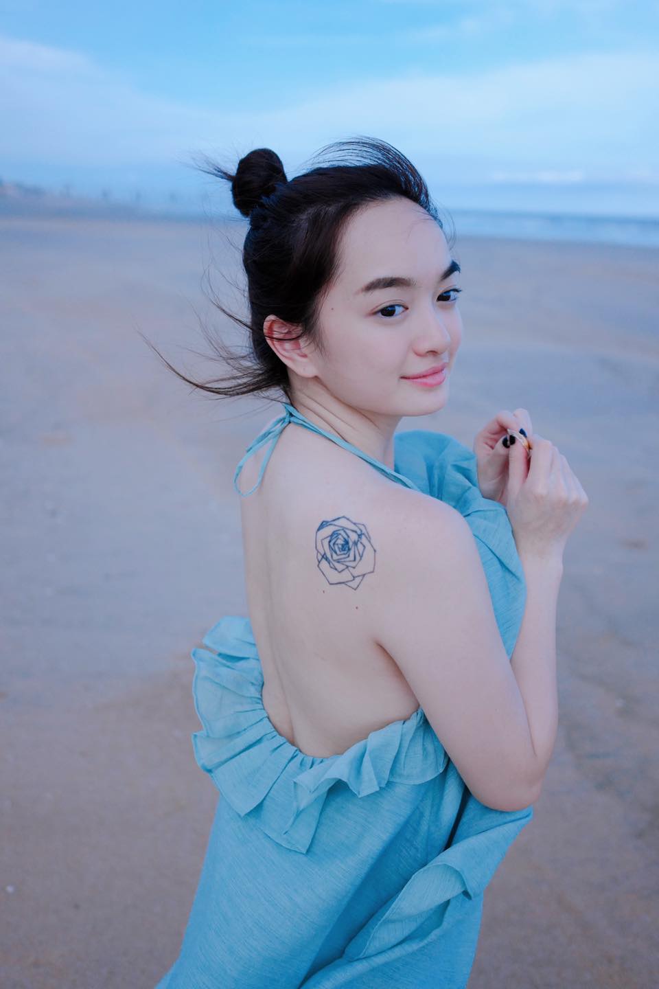 &#34;Em chưa 18&#34; Kaity Nguyễn diện bikini cạp cao khoe dáng phồn thực bên bờ biển - 10