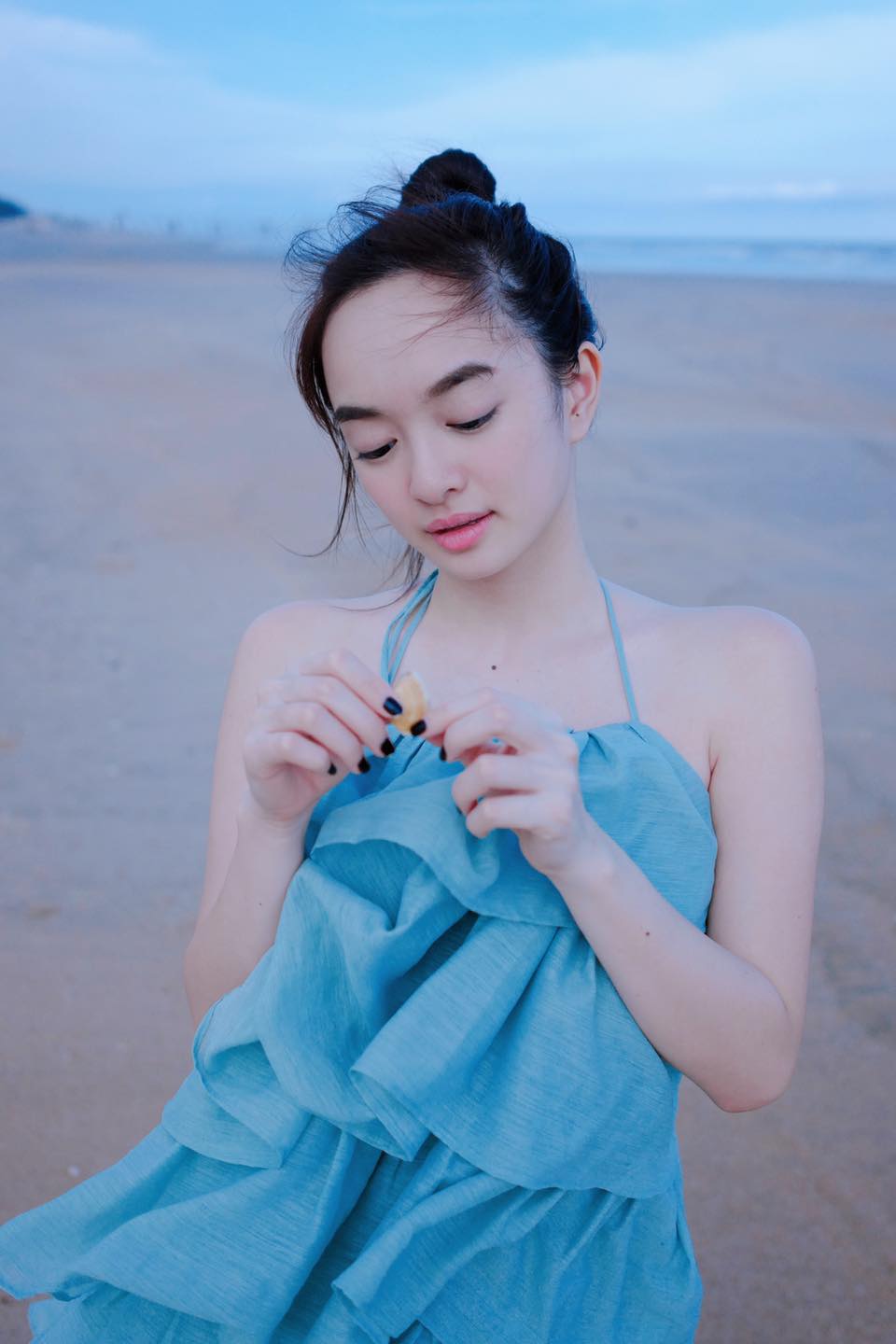 &#34;Em chưa 18&#34; Kaity Nguyễn diện bikini cạp cao khoe dáng phồn thực bên bờ biển - 9