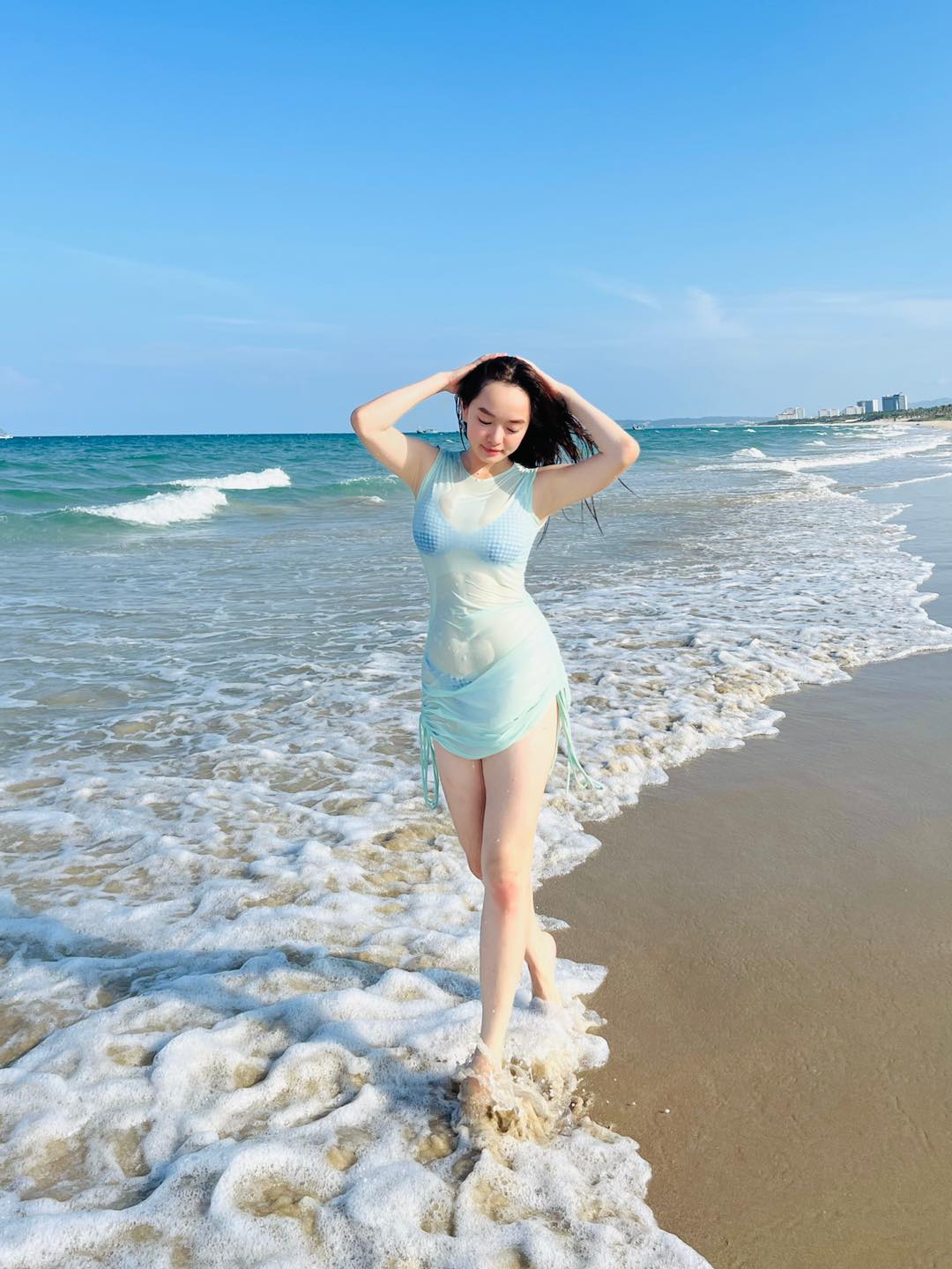 &#34;Em chưa 18&#34; Kaity Nguyễn diện bikini cạp cao khoe dáng phồn thực bên bờ biển - 3